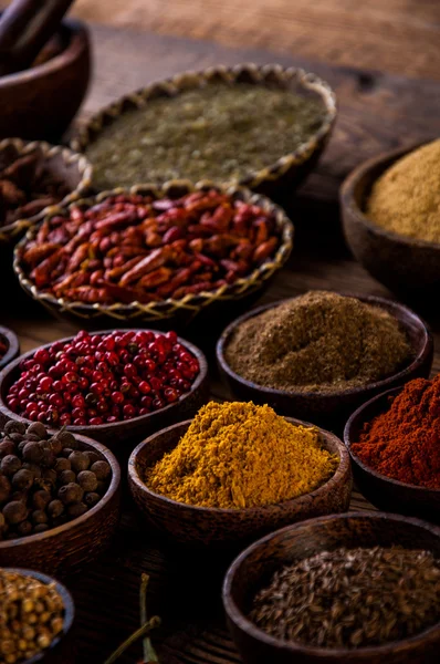 Concepto asiático tradicional con especias en cuencos de madera —  Fotos de Stock