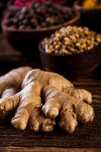 Ahşap kase içinde baharatlar ile geleneksel Asya kavramı