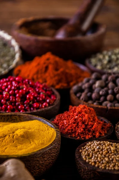 Träbord av traditionella asiatiska kryddor — Stockfoto