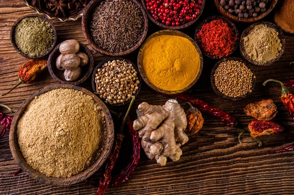 Ahşap masa üzerinde Asya baharat değişkenliği