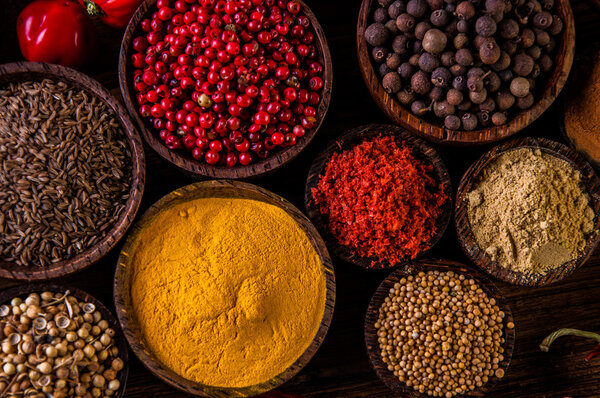 Изменчивость азиатских специй на деревянном столе
