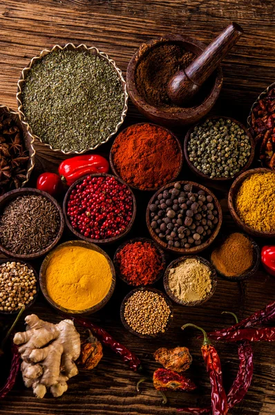 Orientaliska heta kryddor på träbord — Stockfoto