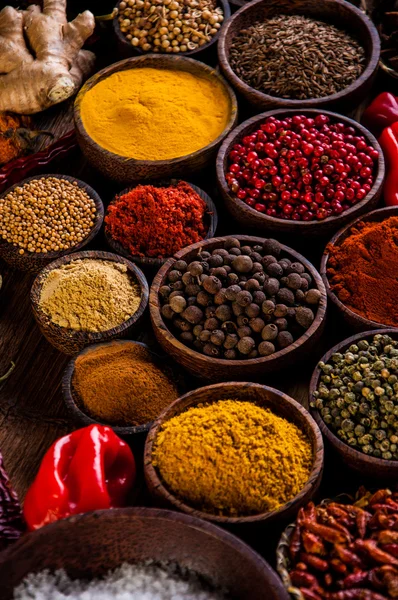 Ahşap masa üzerinde oryantal sıcak baharat
