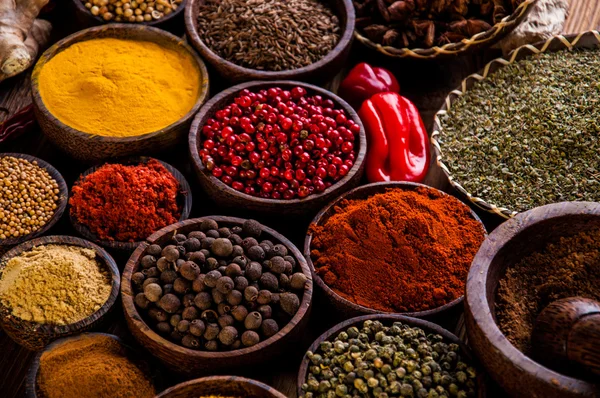 Sterke orientalske krydder på trebord – stockfoto