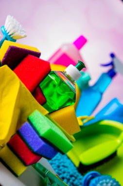 Temizlik seti mavi parlak zemin üzerine