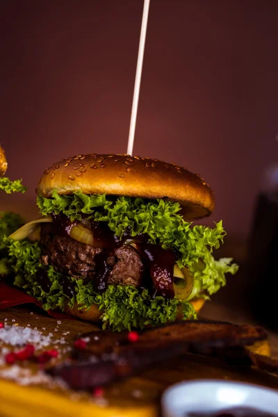 Taze, lezzetli hamburger, doğal geleneksel gıda — Stok fotoğraf