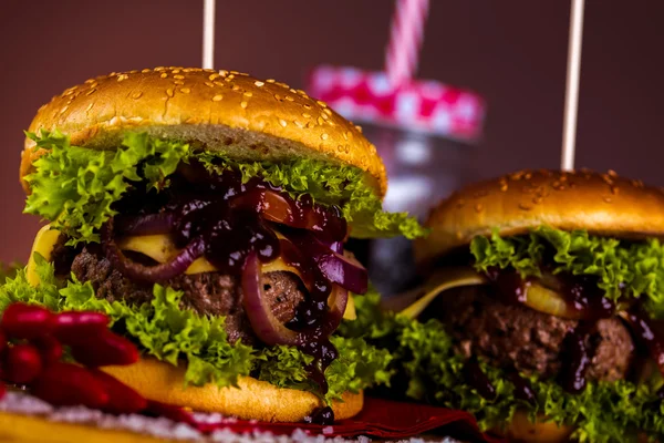 Burger fresco e gustoso, cibo tradizionale naturale — Foto Stock