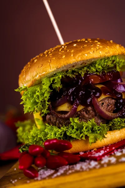 Świeży, smaczny hamburger, naturalne tradycyjne potrawy — Zdjęcie stockowe