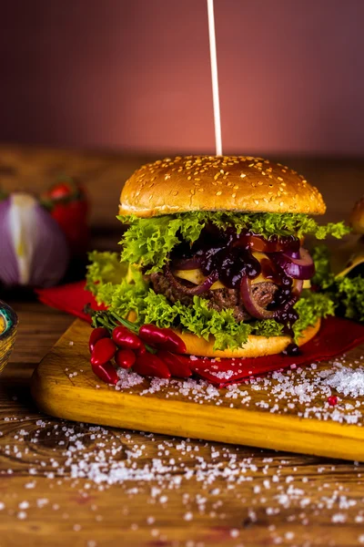 Burger fresco e gustoso, cibo tradizionale naturale — Foto Stock