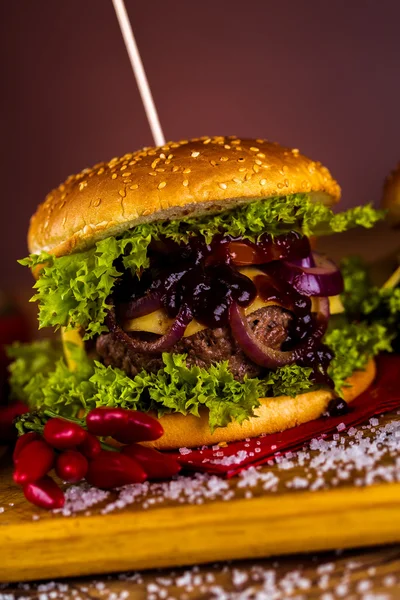 Świeży, smaczny hamburger, naturalne tradycyjne potrawy — Zdjęcie stockowe