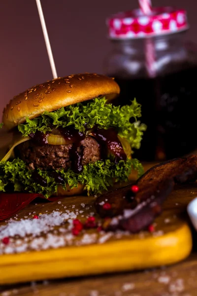 Burger fresco e gustoso, cibo tradizionale naturale — Foto Stock