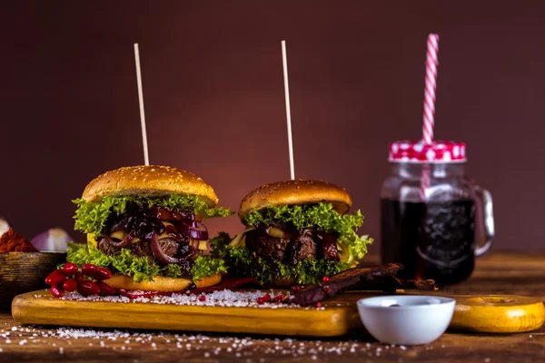 Lezzetli hamburger, Amerikan geleneksel mutfağı — Stok fotoğraf