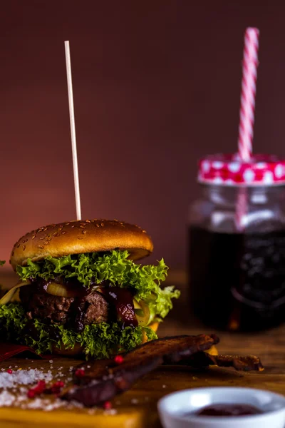 Smakelijke hamburger, Amerikaanse traditionele keuken — Stockfoto