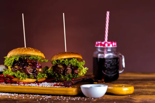 Lezzetli hamburger, Amerikan geleneksel mutfağı — Stok fotoğraf