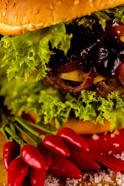 Hambúrguer saboroso, cozinha tradicional americana — Fotografia de Stock