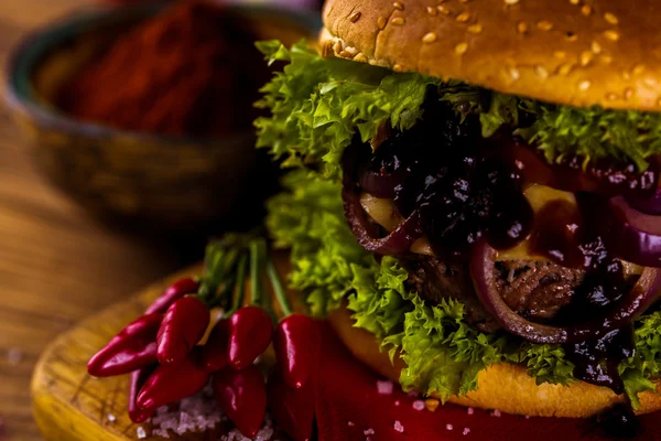 Burger smaczne, tradycyjne dania kuchni amerykańskiej — Zdjęcie stockowe