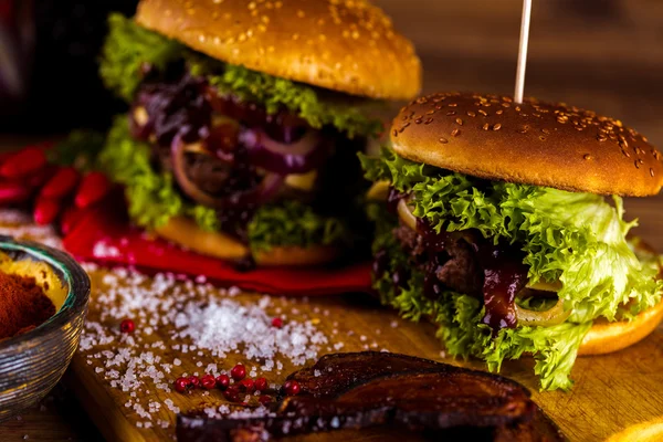 Geleneksel Amerikan Barbekü Burger ile — Stok fotoğraf