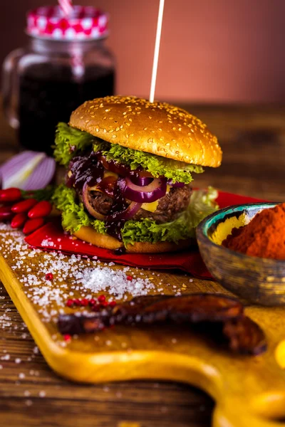 Barbekü, Amerikan geleneksel yemekleri, lezzetli hamburger — Stok fotoğraf