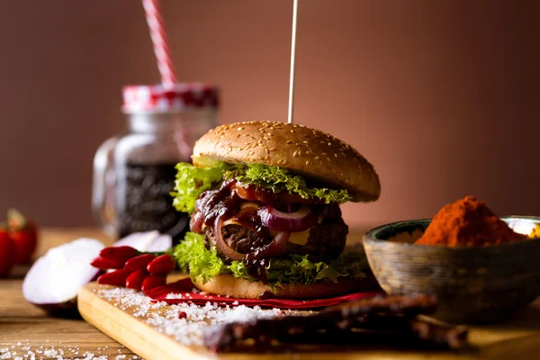 BBQ, Amerikaanse traditionele gerechten, heerlijke hamburgers — Stockfoto