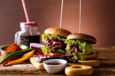 Taze, lezzetli, geleneksel Burger, Barbekü Zamanı