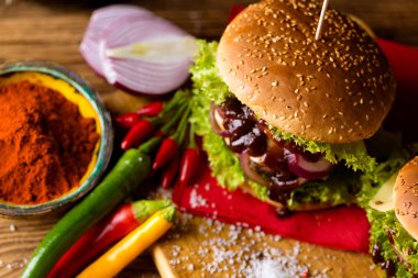 Taze, lezzetli, geleneksel Burger, Barbekü Zamanı