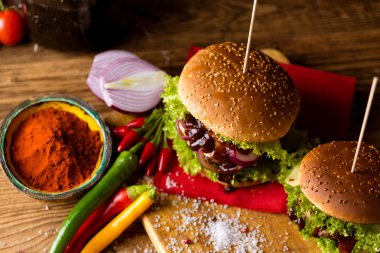 Taze, lezzetli, geleneksel Burger, Barbekü Zamanı
