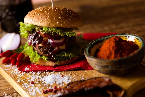 Taze, lezzetli, geleneksel Burger, Barbekü Zamanı — Stok fotoğraf