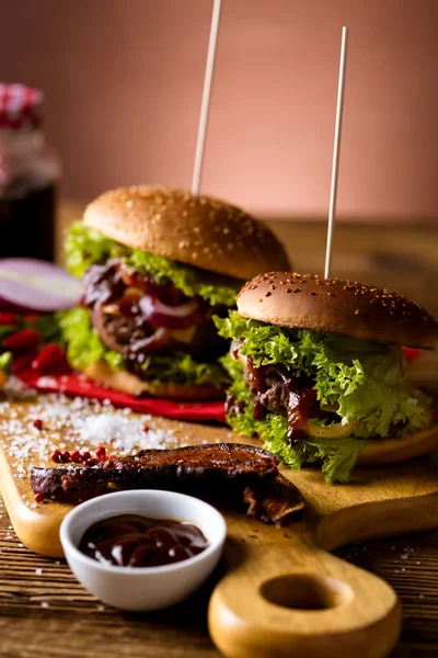 Świeże, smaczne, tradycyjne hamburgery, czas Bbq — Zdjęcie stockowe