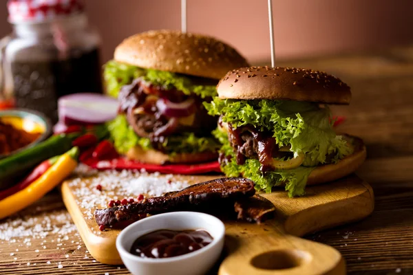 Świeże, smaczne, tradycyjne hamburgery, czas Bbq — Zdjęcie stockowe
