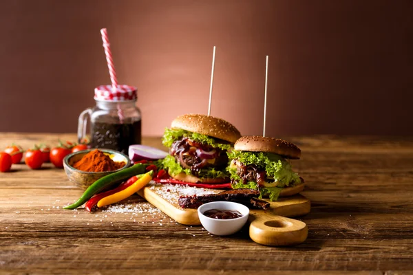 Verse, smakelijke, traditionele hamburgers, BBQ-tijd — Stockfoto