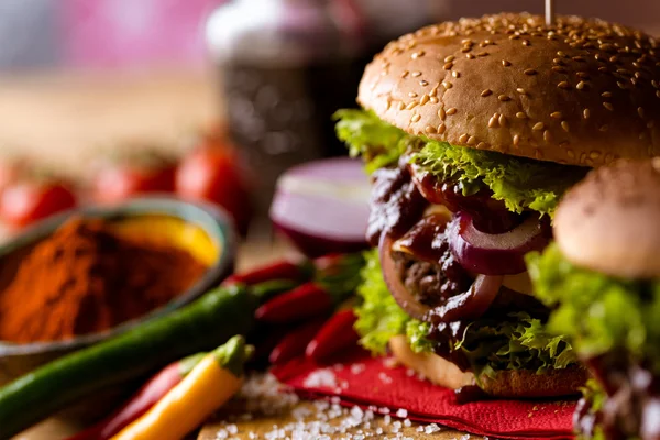 Amerikaanse hamburgers met kruiden, warm grillen van vlees — Stockfoto
