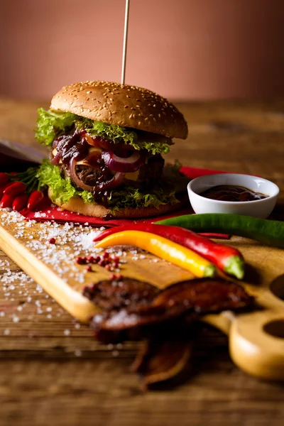 Американський гамбургери зі спеціями, гарячі м'ясо на грилі — стокове фото