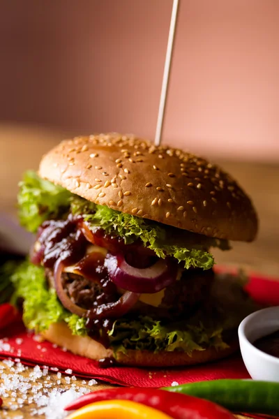 Amerykańskie hamburgery z przyprawami, gorącym grillu mięsa — Zdjęcie stockowe