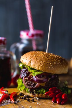 Sıcak ahşap masa, taze geleneksel gıda burgers