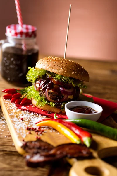 Hamburgers savoureux, temps de grillage américain — Photo