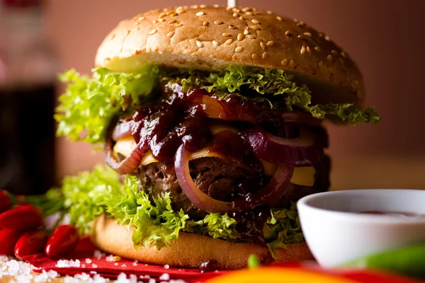 Hambúrgueres saborosos, tempo de grelhar americano — Fotografia de Stock