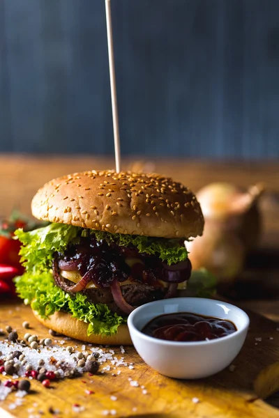 Heerlijke hamburgers, Amerikaanse grillen van tijd — Stockfoto