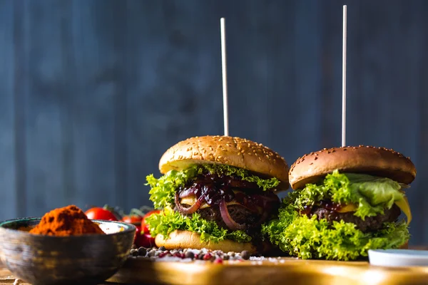 Sıcak ızgara et, geleneksel Amerikan Burger — Stok fotoğraf
