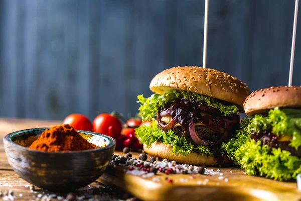 Hete grillen vlees, traditionele Amerikaanse hamburgers — Stockfoto