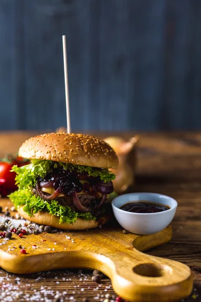 Hot grilling meat, traditional American burgers — Stock Photo, Image