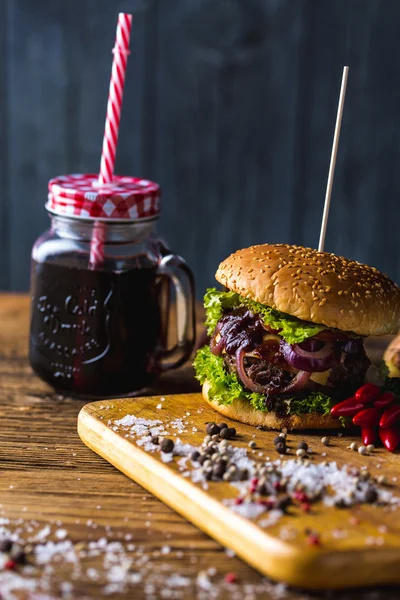 Hete grillen vlees, traditionele Amerikaanse hamburgers — Stockfoto