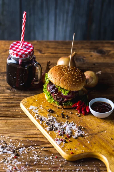 Sabor americano, hambúrgueres frescos naturais, comida tradicional — Fotografia de Stock