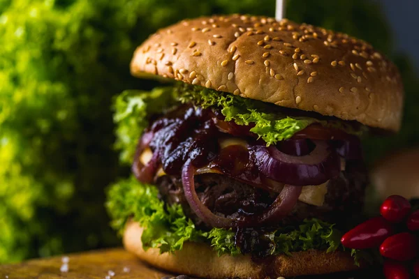 アメリカの味、自然の新鮮なハンバーガー、伝統的な食品 — ストック写真