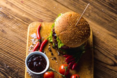 Sıcak ahşap masa, taze geleneksel gıda burgers