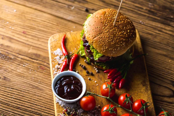 Gorący hamburgery na drewnianym stole, świeże potrawy tradycyjne — Zdjęcie stockowe