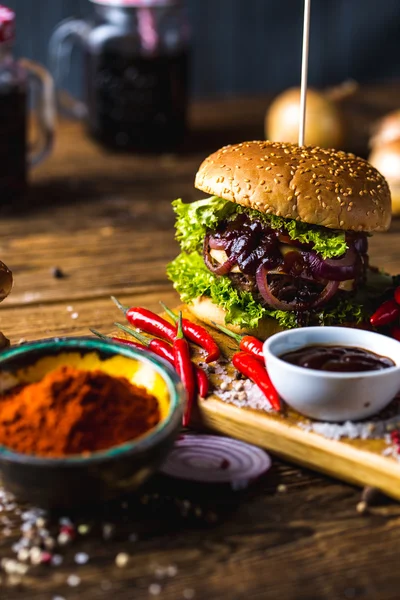 Hete hamburgers op houten tafel, vers traditionele voedsel — Stockfoto
