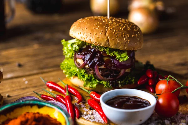 Sıcak ahşap masa, taze geleneksel gıda burgers — Stok fotoğraf