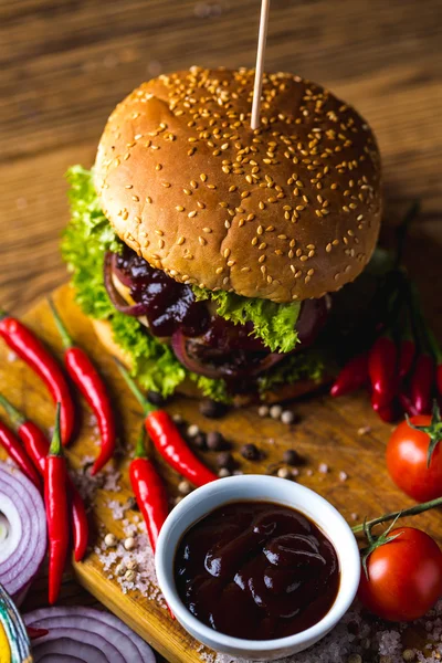 Heiße Burger auf Holztisch, frische traditionelle Lebensmittel — Stockfoto