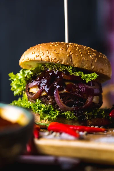 Horké hamburgery na dřevěný stůl, čerstvé tradiční jídlo — Stock fotografie