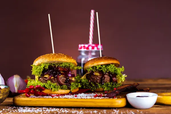 Taze, lezzetli hamburger, doğal geleneksel gıda — Stok fotoğraf